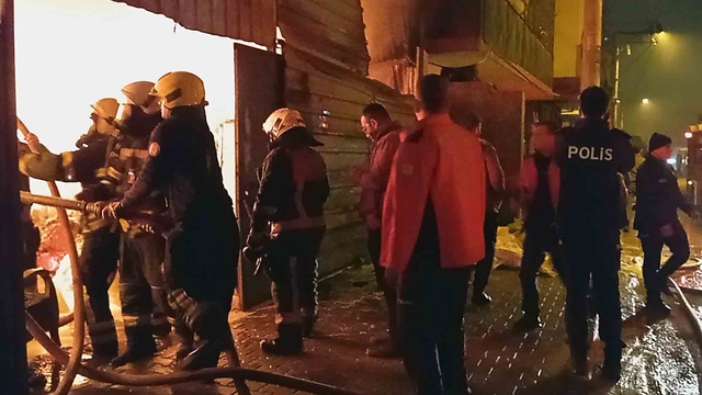 Mersin’de çuval deposunda çıkan yangın söndürüldü