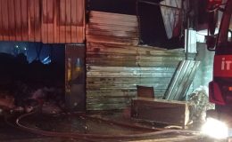 Mersin’de çuval deposunda çıkan yangın söndürüldü