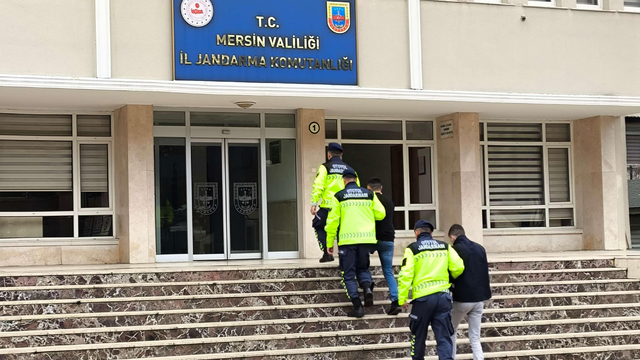 Mersin’de gasp iddiasıyla yakalanan 2 zanlıdan biri tutuklandı