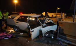 Otomobil, otoyol gişesinin beton bariyerine çarptı: 2 ölü, 5 yaralı