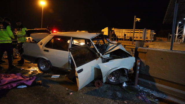 Otomobil, otoyol gişesinin beton bariyerine çarptı: 2 ölü, 5 yaralı